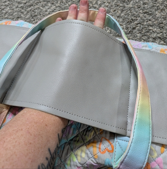 Luv Betsey Betsey Johnson Grey Rainbow Quilted Weekender Bag W Trolley Sleeve - Picture 11 of 15
